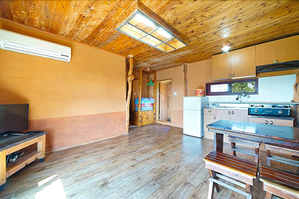 Seogwipo Pyeonwoon Sanjang Pension