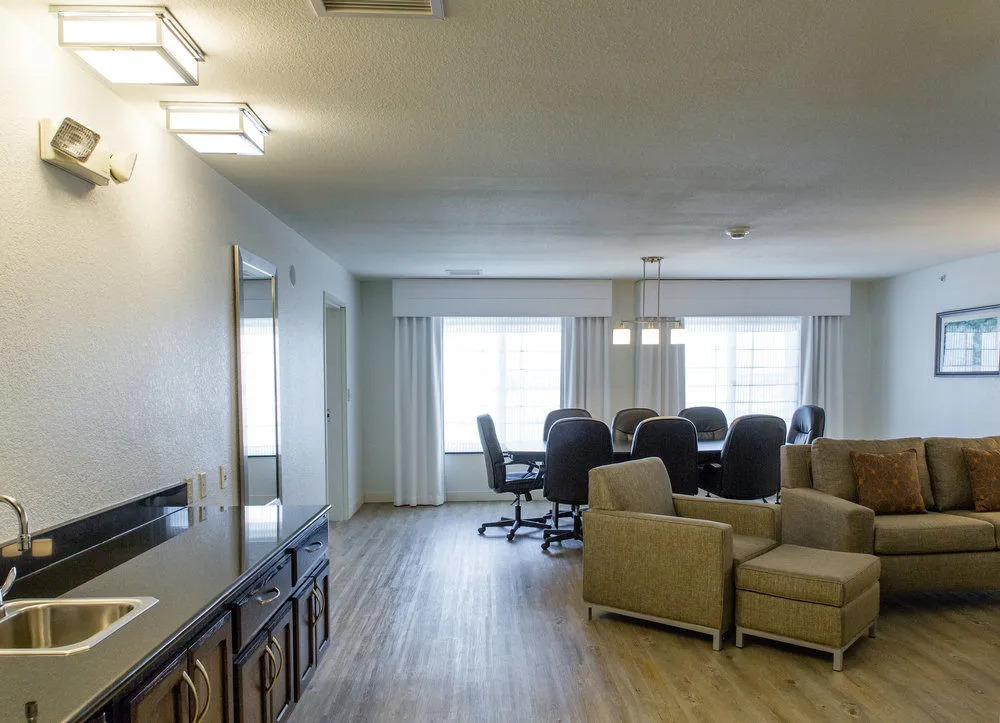 Holiday Inn & Suites Bloomington-Airport