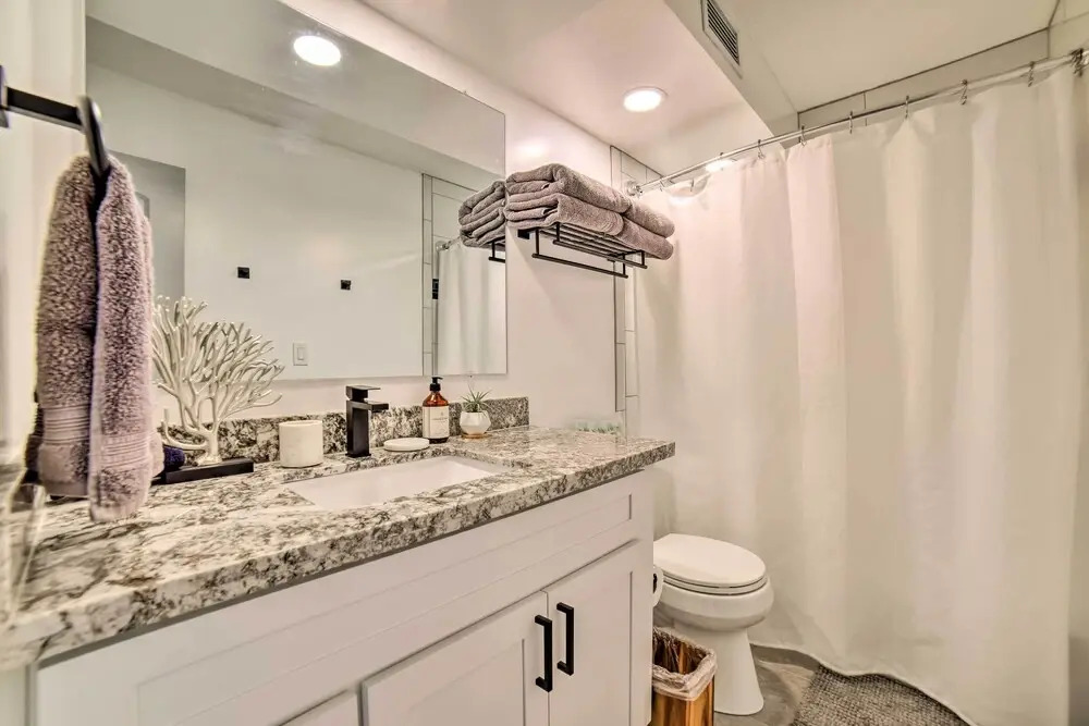 Modern & Cozy Condo Near Beaches w/ Coastal Views