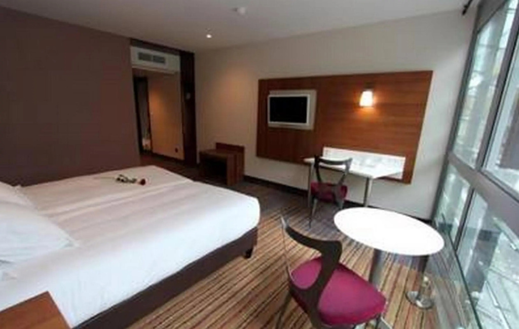 Отель Spark by Hilton Lyon Ouest