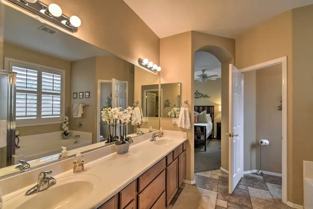 Spacious Surprise Home: 6 Mi to Wildlife World Zoo