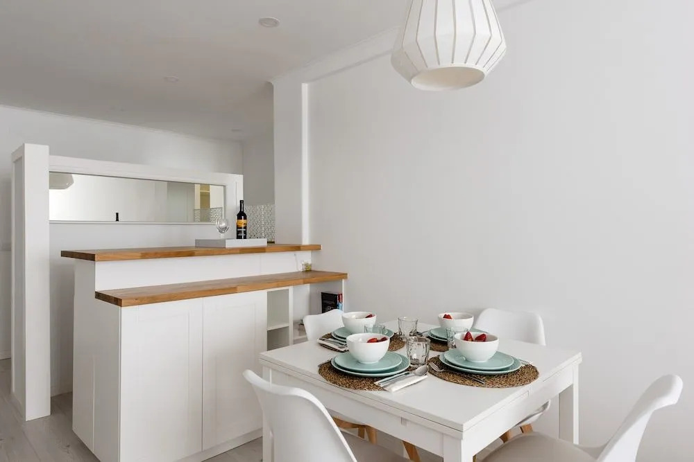 Light-Filled Apt, w/ Free Pick-Up By TimeCooler