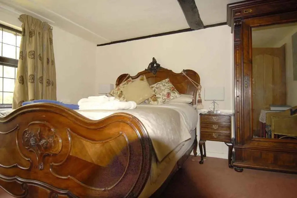 Cleavers Lyng 16th Century Country House