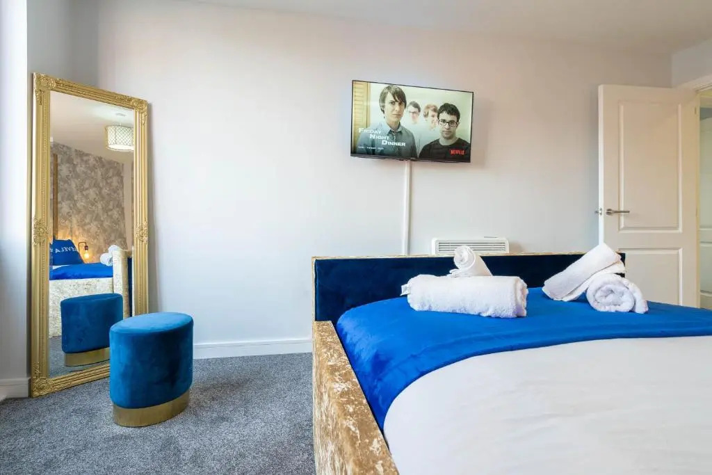 MAEVELA Apartments - Huge 7ft Emperor Luxury 2 Bed Apartment - With Parking - NEW BUILD - City Centre, Digbeth - ROOFTOP TERRACE - PS4 & Smart TV's