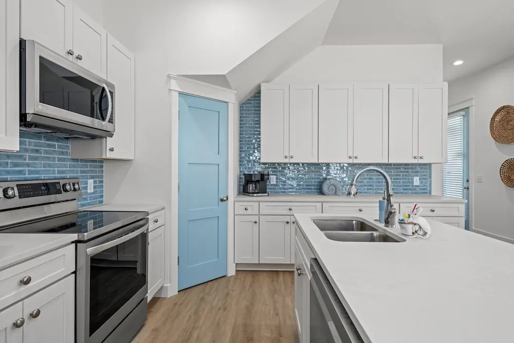 Spectacular 3br 4ba w/ Private Pool, 2 Min Walk to Beach - Sleeps 15!