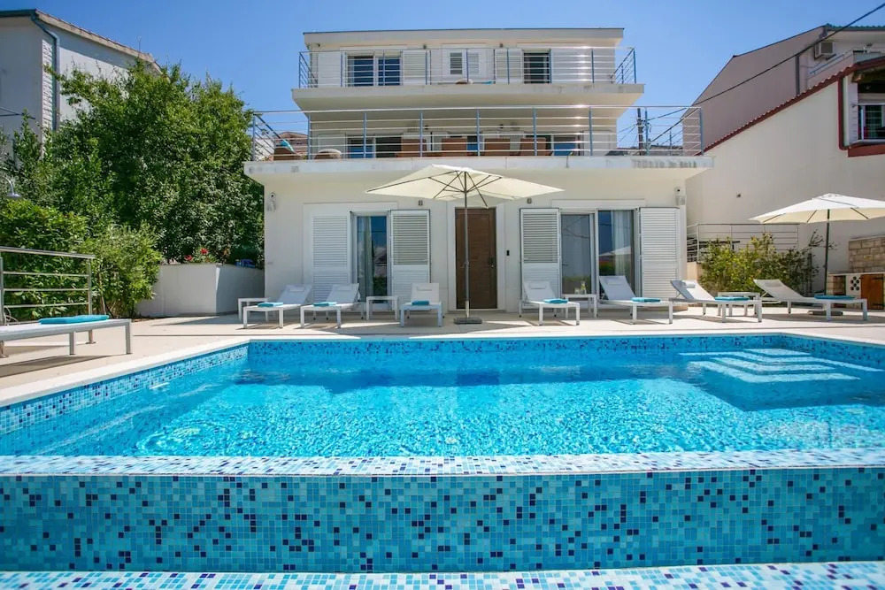 Stunning Villa Avalon for 9 Pool 2 Mins to Beach