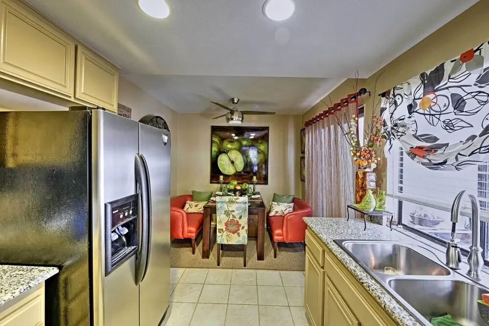 Palm Desert Townhome w/ Mountain Views & Patio