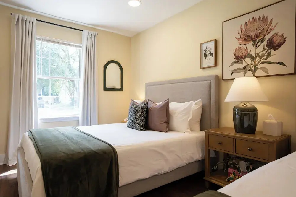 New Meets Nostalgic- Cottage Sleeps 8