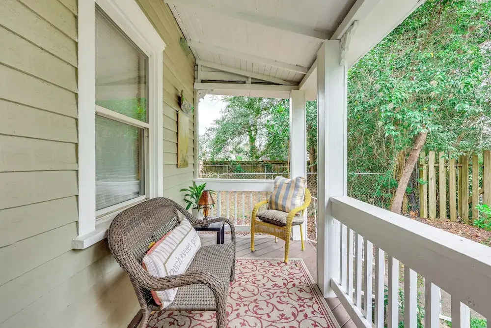 1 Mi to Dtwn Wilmington: Quiet Cottage w/ Deck