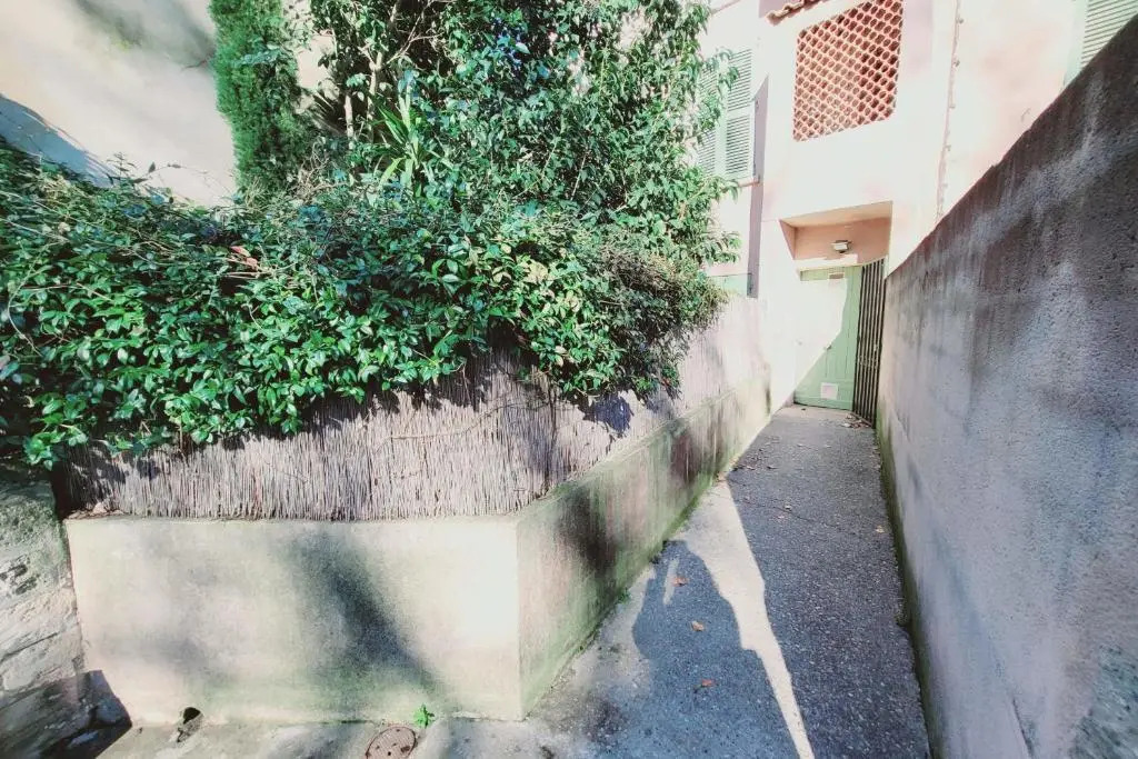 Studio of 24m with Small Patio