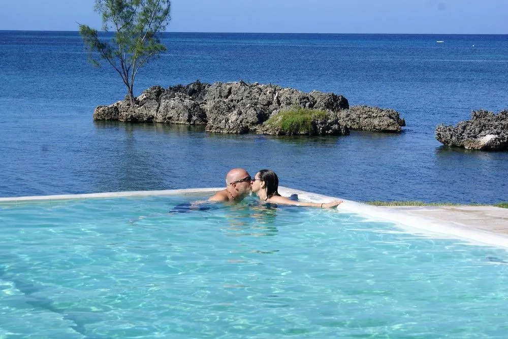 Rhodes Beach Resort Negril