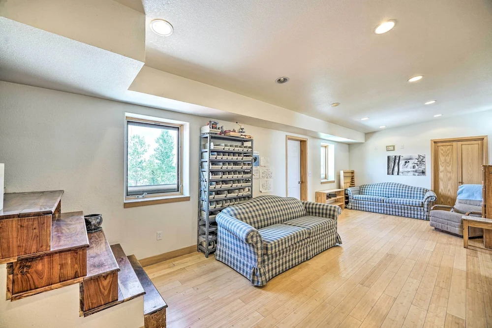 Lakefront Country Home w/ Waterslide & Trampoline!