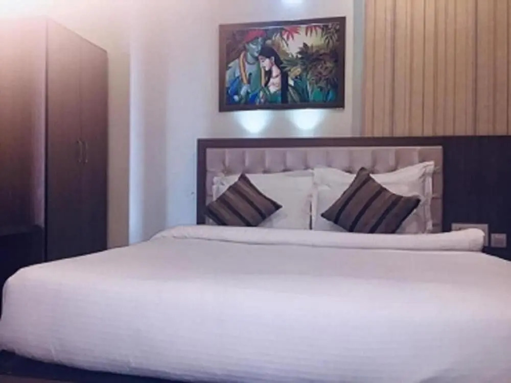 OYO 15218 Hotel Rasha Niwas