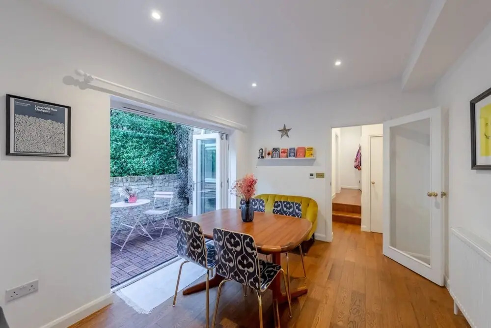 Charming 1 Bedroom Apartment in Shepherds Bush With Patio Area