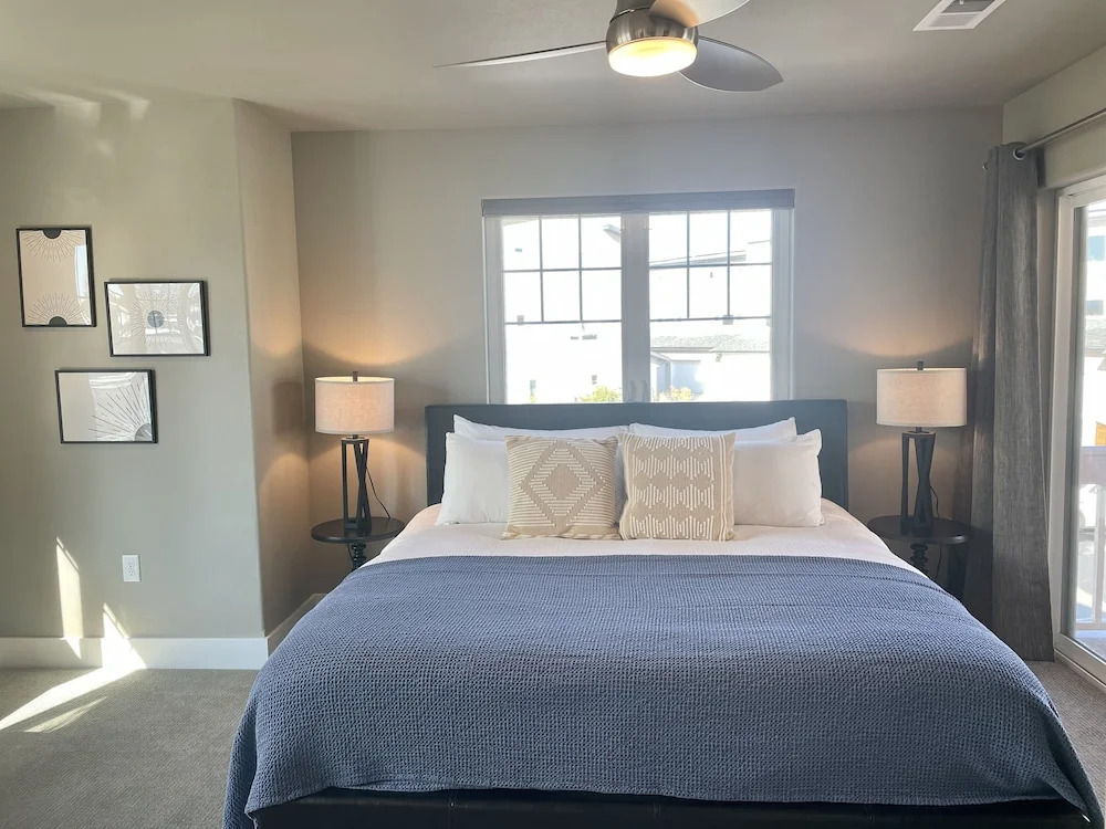 Quiet Urban Community – Designer Home W/ Hot Tub!
