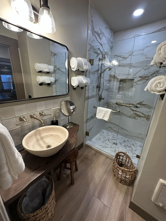 Luxury Gold Miner Cottage Walk to Britt