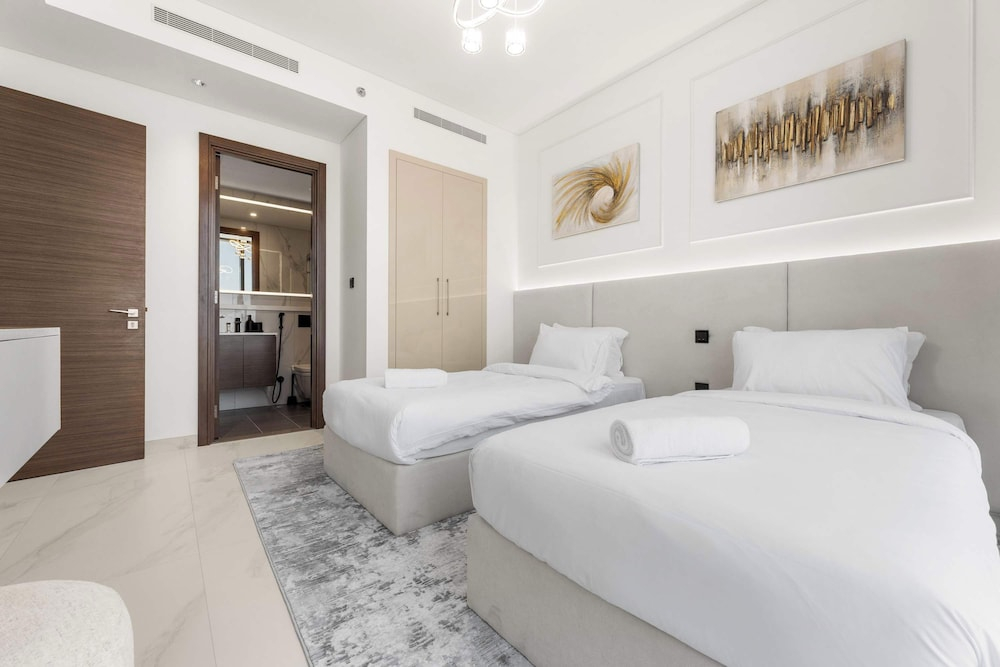 Stayshort - 3 Bed in Meydan Sleeps 7 With Skyline Views