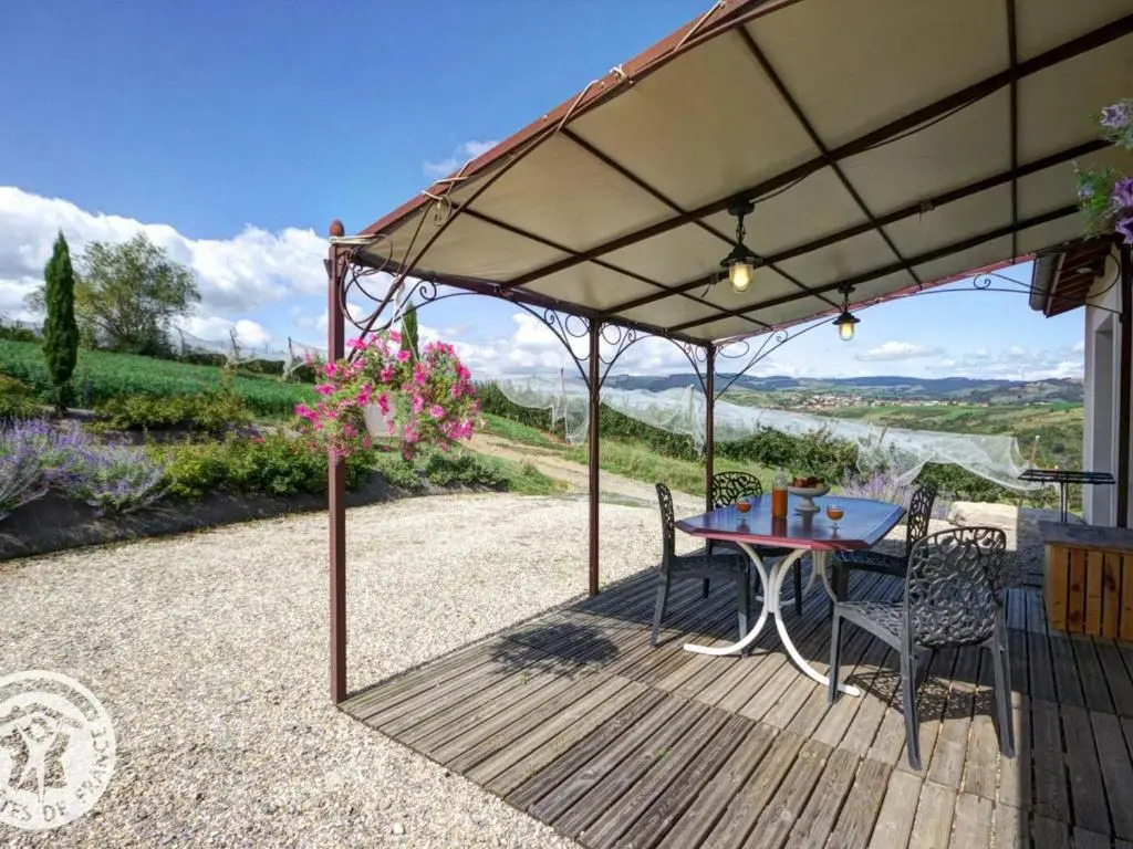 Gîte confortable à Genilac avec terrasse et jardin, idéal pour 2 personnes - FR-1-496-114