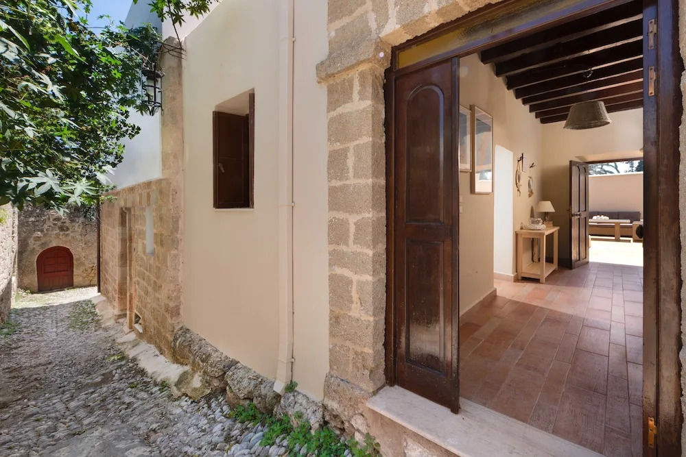 Loutra House