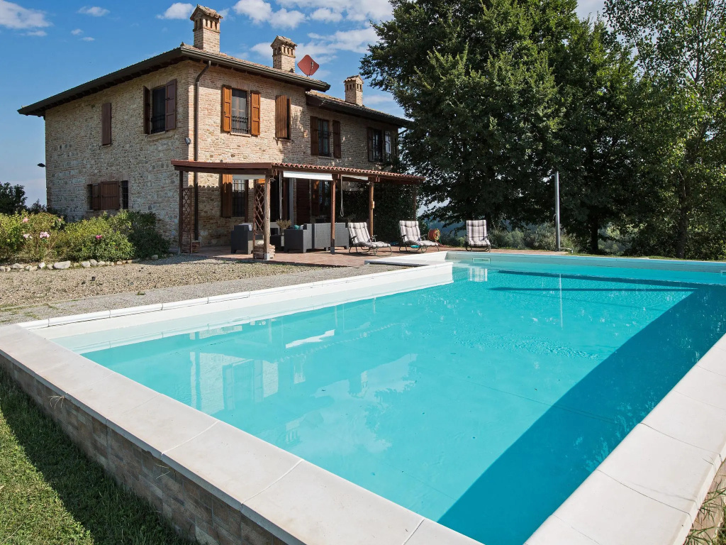 Magnificent old country house with garden and private pool, with Wifi