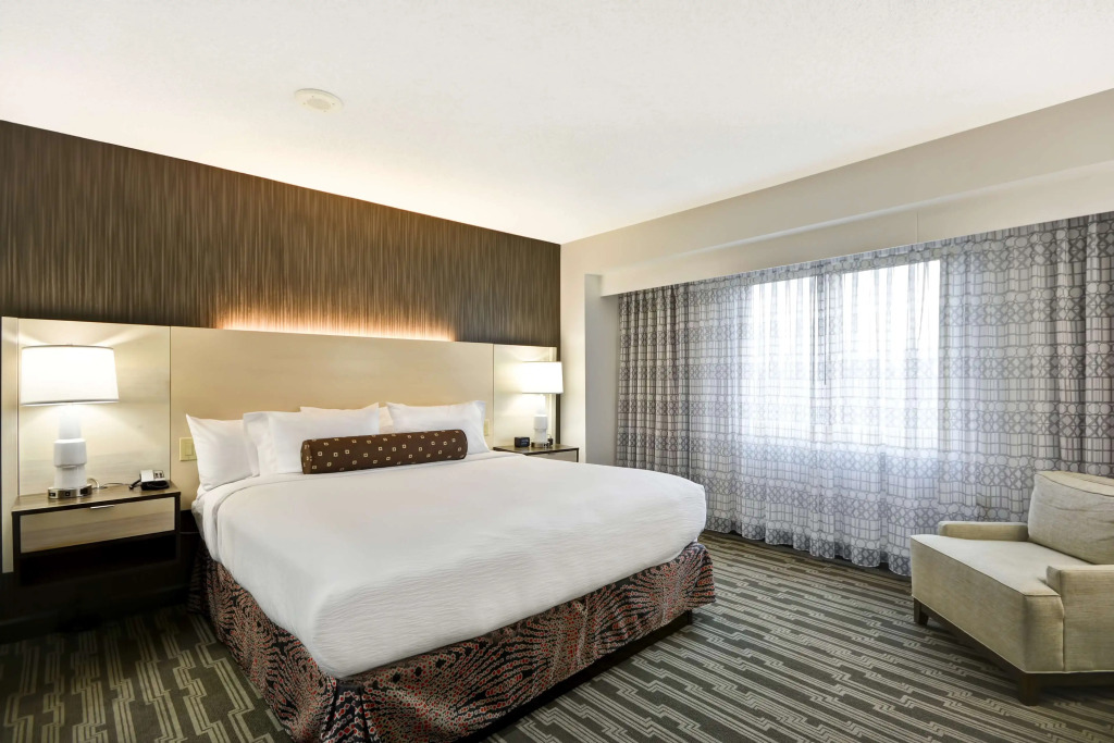 Отель Embassy Suites by Hilton Charlotte