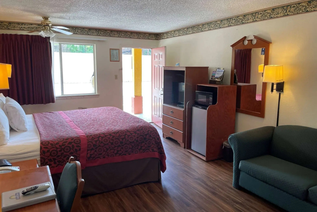 Executive Inn & Suites