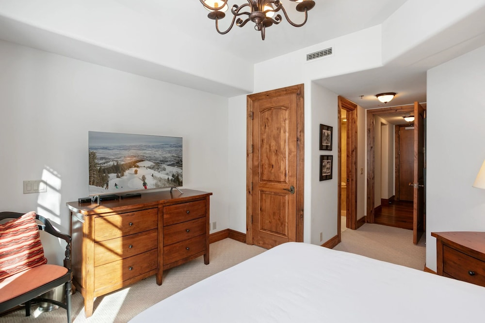 Grand Lodge - 3 Bedroom Deluxe #404 - Ski-in/out 3 Condo