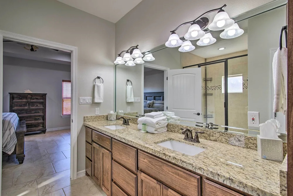 South Padre Paradise w/ Saltwater Pool Near Golf!
