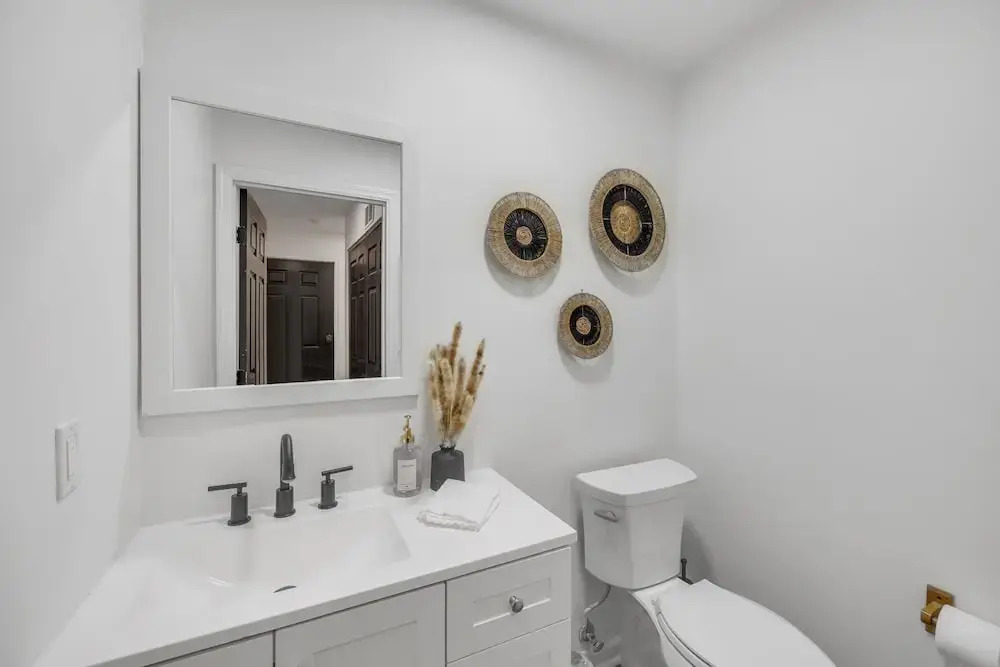 2 King/3 Bath, Toddler Friendly, Free Parking/laundry 2 Bedroom Duplex by Redawning