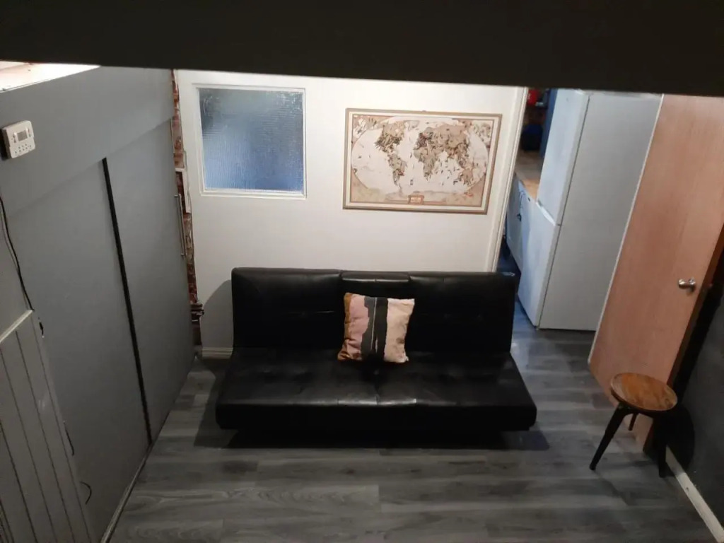 Single room with underbed 8