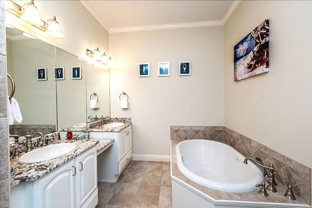 CORAL SHORES 5 Bedroom Holiday Home by Five Star Properties