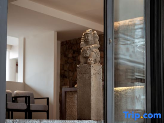 Nayinian Hotel