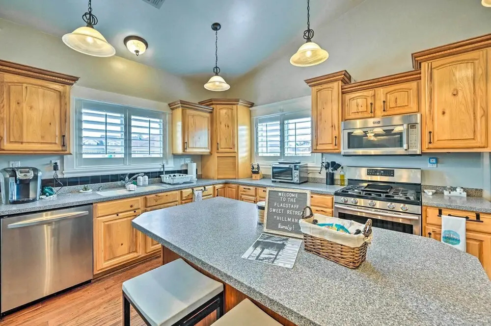Bellemont Family Home w/ Hot Tub & Playground Set