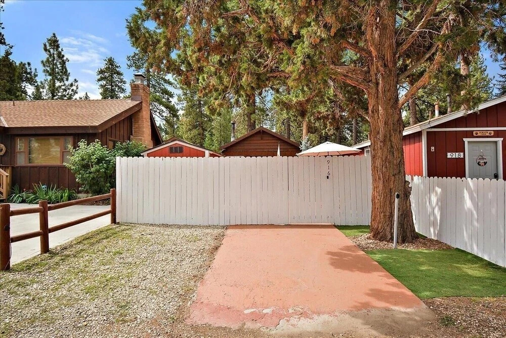 Romantic Crystal Cabin - Cozy And Beautifully Wooded Getaway Cabin With Hot Tub And A Fenced Yard! 1 Bedroom Cabin
