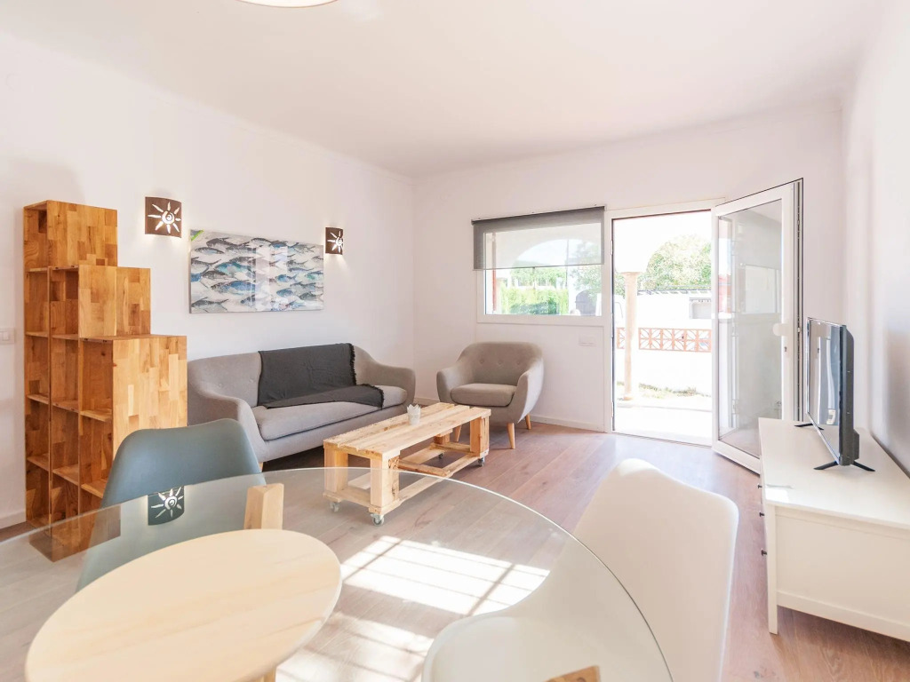 Lovely Holiday Home in l'Escala with Fenced Garden
