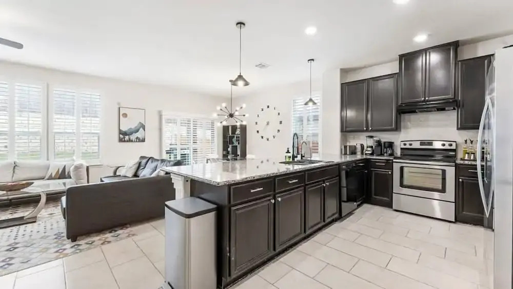 Cozy 4BR House Close to Cota DT w Fast Wifi