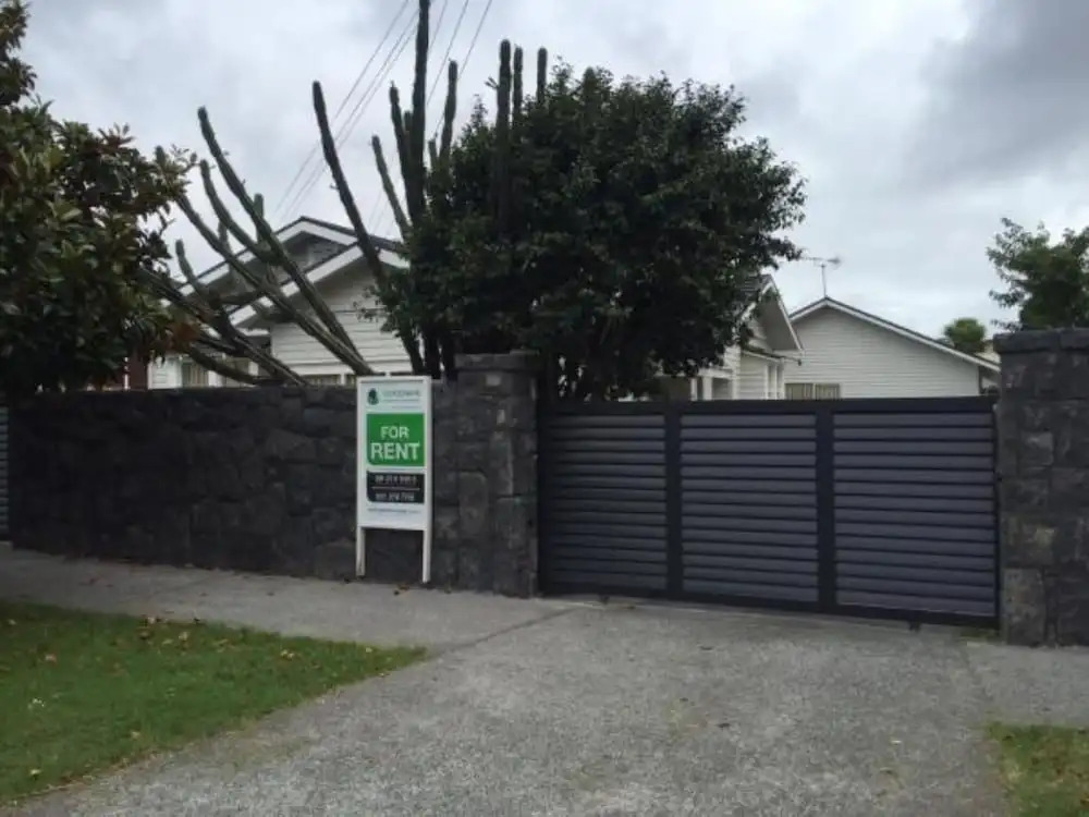 ARent - Serviced House - 7 Rangiatea Road