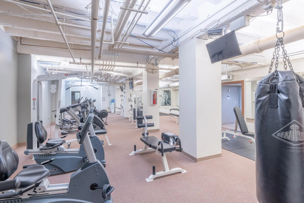 Gym King Bed Garage Wifi More