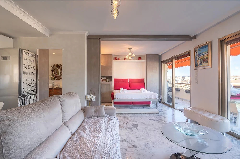 Lacour 64 Cannes