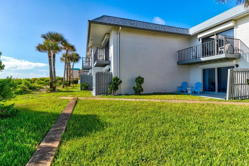 Yellow Sunshine Oceanfront Townhouse, Private Balcony Unit #2