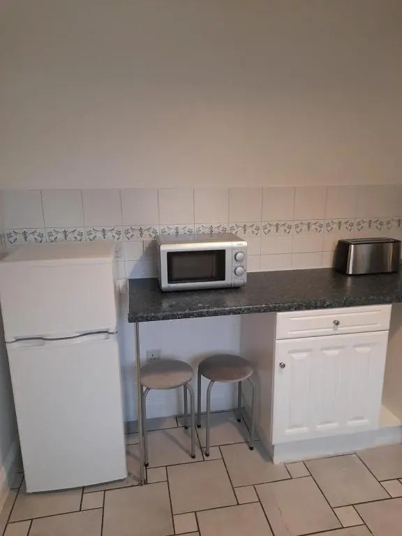 Comfortable 2 Bed Apartment 2nd Floor Contractors Families Close To City Centre Occasional Bed Available