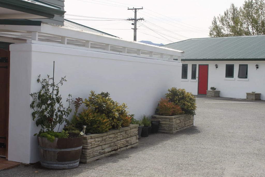 The Lakes Motel