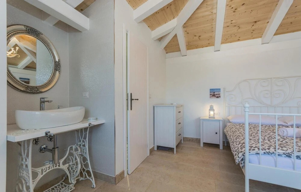 Amazing Home in Tar With Wifi and 4 Bedrooms