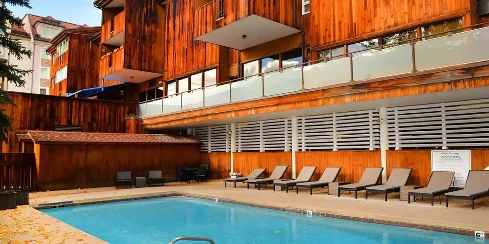 Chic 3BR Condo in Lionshead Village - Ski-in/ski-out at Eagle Bahn Gondola