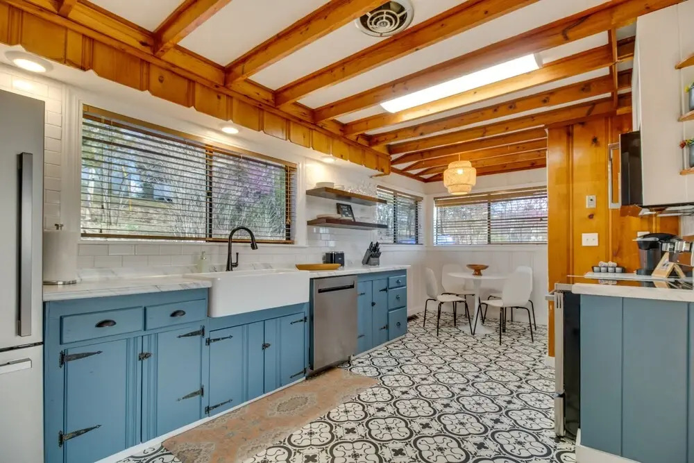 Henderson Cabin w/ Deck & Scenic Lake Views!