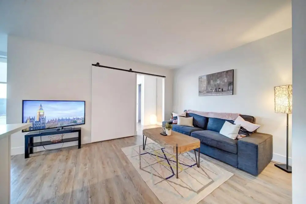 Stylish Modern Condo w Parking Location Coffee