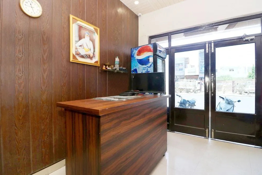 Oyo 39626 Rj Royal Guest House