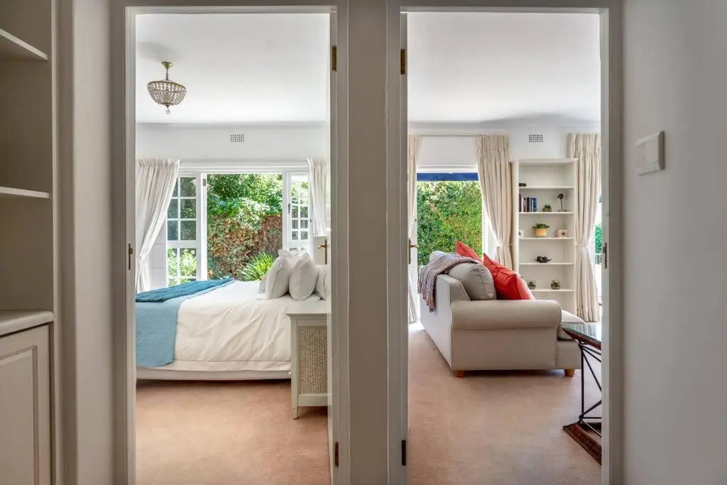 Beautiful 2 bed cottage along Constantia Wine route with pool