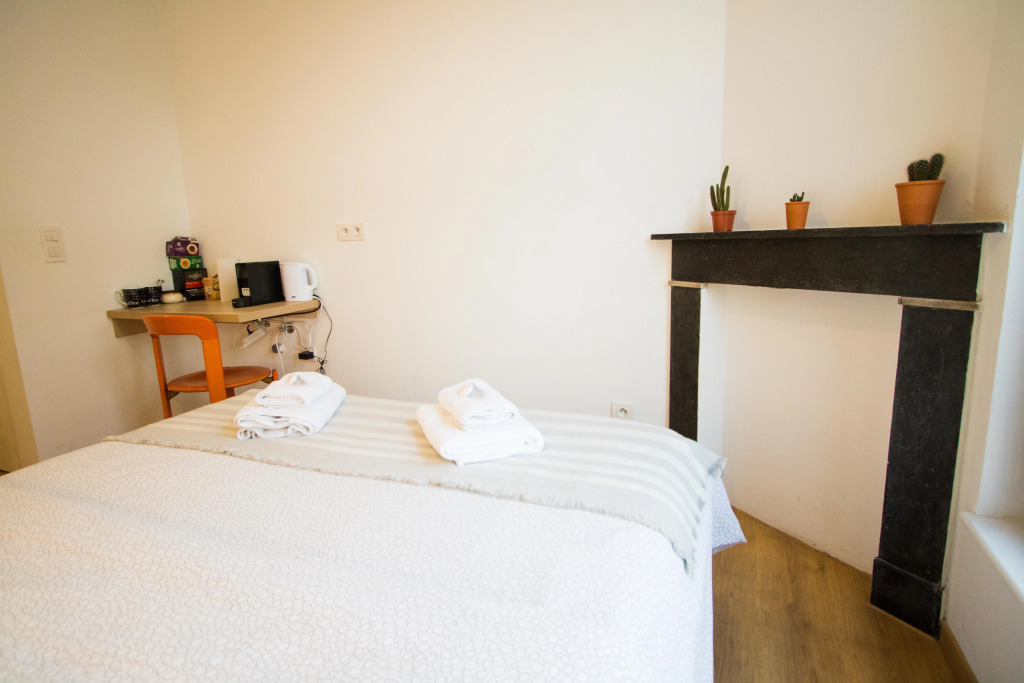 Unit 9 - Vibrant Room near Avenue Louise Best Location