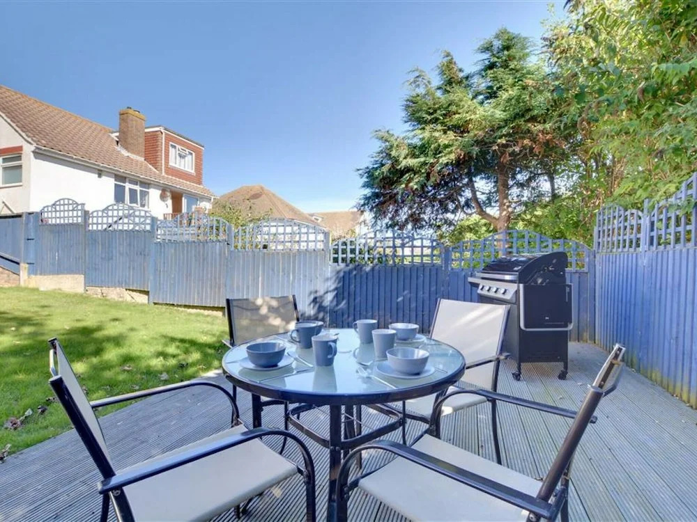 Comfortable and Luxurious Family Home With Beautiful Sunny Garden, Close to the Beach